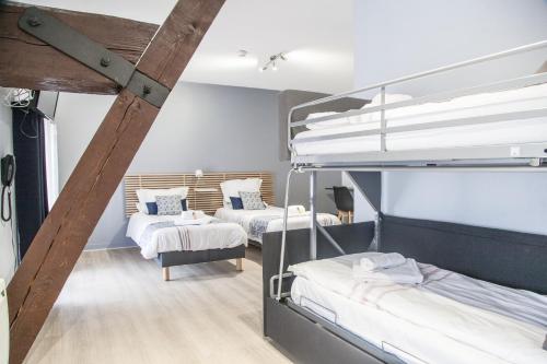 een kamer met 2 stapelbedden en een ladder bij La Citadelle de Conflans in Albertville