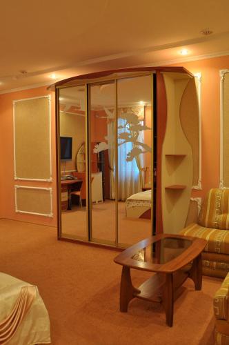 Focus Hotelにあるテレビまたはエンターテインメントセンター