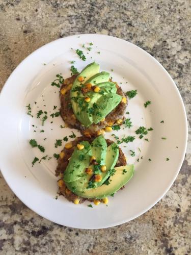 ノッティンガム・ロードにあるNotting Hill Lodgeのテーブルにアボカドを盛り付けた料理