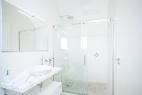 マリア・デ・ラ・サルにあるEs Gassonsのシャワーと洗面台を備えた白いバスルーム