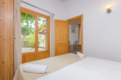 Ένα ή περισσότερα κρεβάτια σε δωμάτιο στο Finca Sa Plana