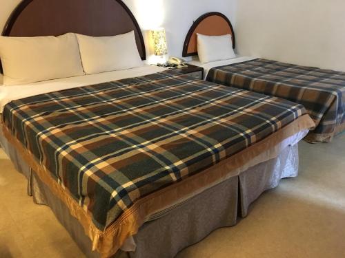 Un pat sau paturi într-o cameră la Goshen Hotel