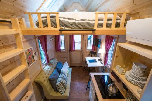Cette chambre offre une vue sur une petite maison dotée de lits superposés. dans l'établissement Mount Hood Village Scarlett Tiny House 3, à Welches