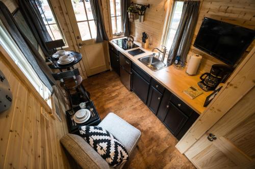 eine Aussicht auf eine Küche in einem winzigen Haus in der Unterkunft Mount Hood Village Atticus Tiny House 8 in Welches