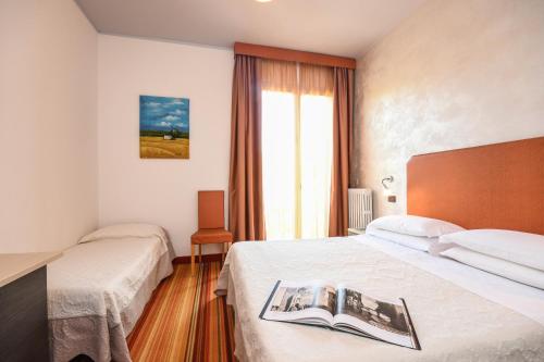 Säng eller sängar i ett rum på Hotel Suisse