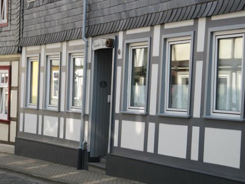 ein Gebäude mit Fenstern an der Seite in der Unterkunft Piepmäker Stübchen in Goslar