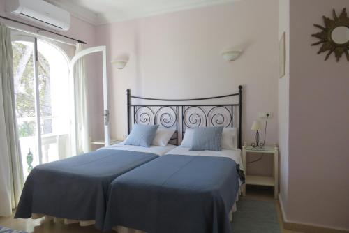 Postel nebo postele na pokoji v ubytování Fowlers Hotel