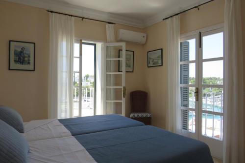 Postel nebo postele na pokoji v ubytování Fowlers Hotel