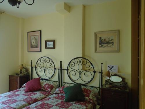 una camera con un letto e un piumone a motivi geometrici di Apartamento Victoria a Cirueña