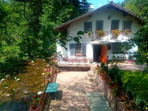 Κήπος έξω από το House By The River