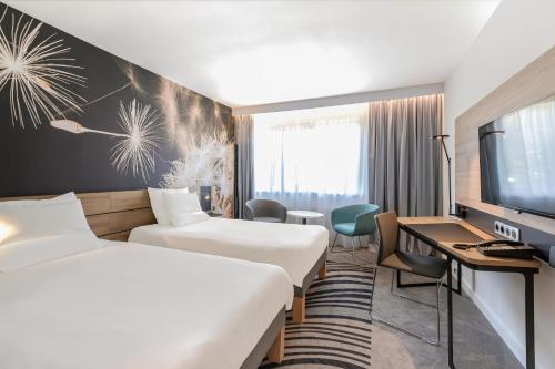 Postel nebo postele na pokoji v ubytování Novotel Wrocław City
