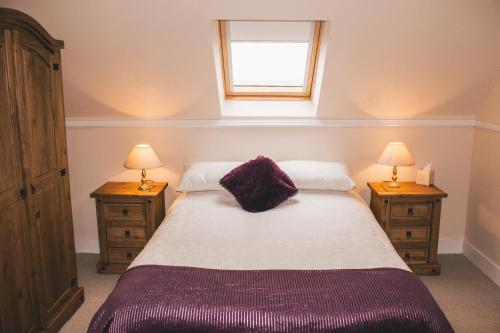 sypialnia z łóżkiem z 2 stolikami nocnymi i 2 lampami w obiekcie The Mouries Holiday Cottage w mieście Fochabers