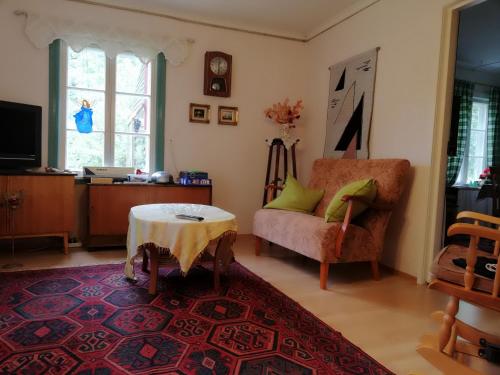 sala de estar con mesa y silla en Mökki Kujala, en Nummi