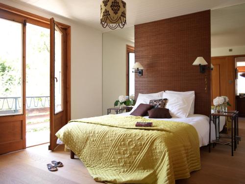 シャモニー・モンブランにあるAran Apartment - Chamonixのベッドルーム1室(大型ベッド1台、黄色い毛布付)