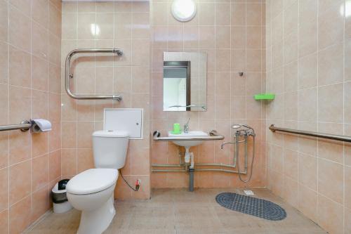 łazienka z toaletą i umywalką w obiekcie Sport Time Hotel w Mińsku