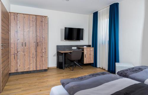 Tempat tidur dalam kamar di Landhotel Zum Adler