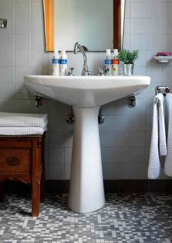 La salle de bains est pourvue d'un lavabo blanc. dans l'établissement Aran Apartment - Chamonix, à Chamonix-Mont-Blanc