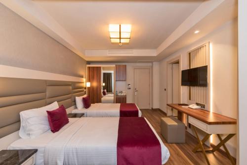 سرير أو أسرّة في غرفة في فندق غولدن رويال