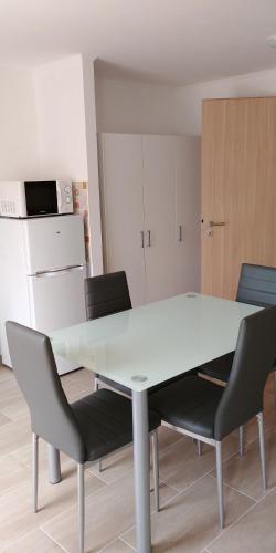 una mesa blanca y sillas en una habitación en Siesta Üdülő en Igal