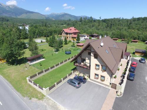 una vista aerea di una grande casa con un cortile di Vila Kamah a Tatranská Lomnica