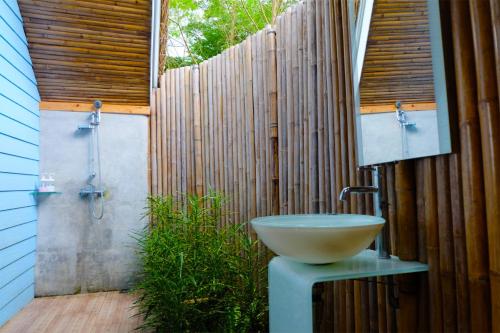 bagno con lavandino e recinzione in legno di A-Na-Lay Resort Koh Kood a Ko Kood