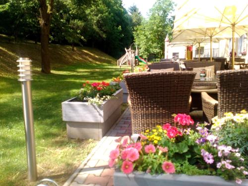 Un jardín fuera de Hotel Garni
