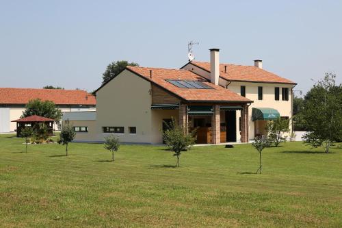 uma casa com um quintal com árvores em frente em Azienda Agrituristica Ai Prai em Castello di Godego