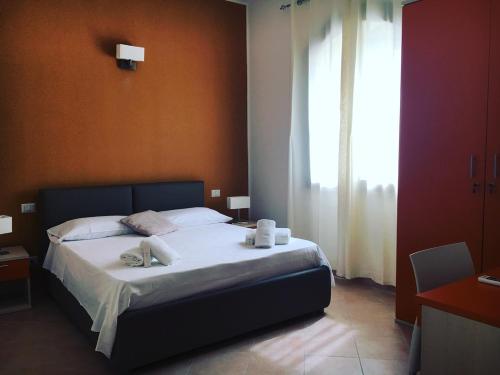Hotel '904 في بوجيرو: غرفة نوم بسرير ونافذة كبيرة