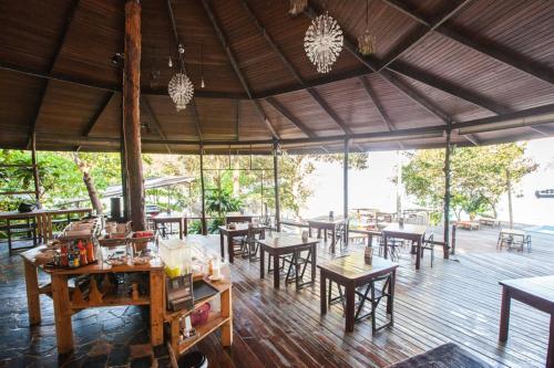 Ein Restaurant oder anderes Speiselokal in der Unterkunft A-Na-Lay Resort Koh Kood 