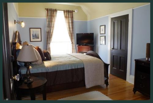 A bed or beds in a room at Quartermain House Bed & Breakfast