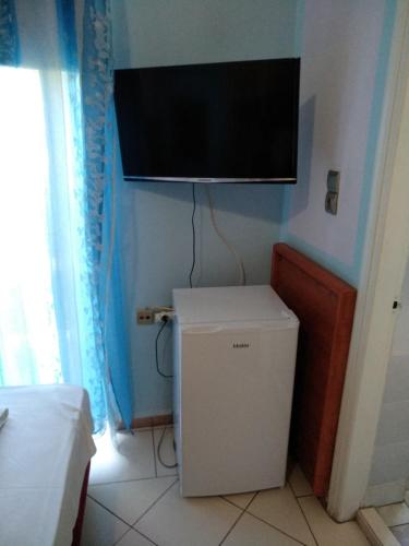 TV a/nebo společenská místnost v ubytování Diethnes Hotel