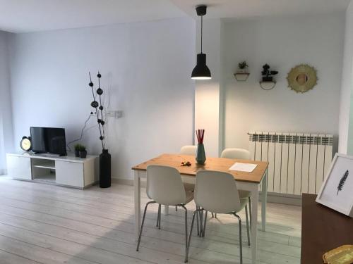 una sala da pranzo con tavolo e sedie in legno di VTZ El Balcón del Coso II a Saragozza
