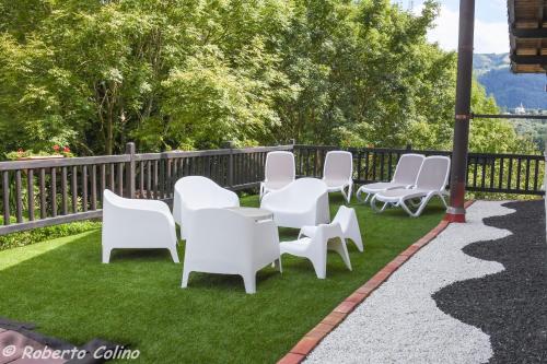 a group of white chairs sitting on the grass at Artesoro Baserria in San Pedro de Galdames