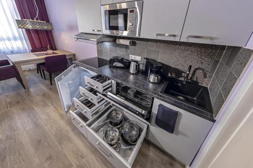 Dapur atau dapur kecil di Apartmenthaus Burgenheimat in Rhens bei Koblenz