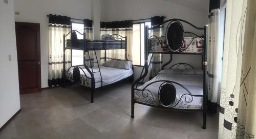 Zimmer mit 2 Etagenbetten in einem Zimmer in der Unterkunft Casa en Tonsupa in Tonsupa