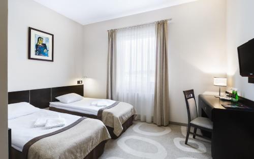 Una cama o camas en una habitación de Hotel Picaro Żarska Wieś Południe A4 kierunek Polska