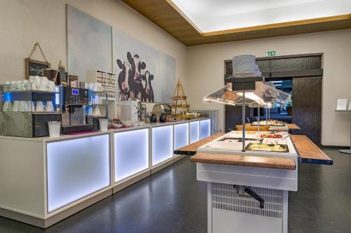 eine Küche mit einer Theke mit Lebensmitteln darauf in der Unterkunft Sure Hotel by Best Western Bad Dürrheim in Bad Dürrheim