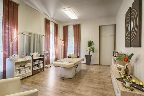 ein Krankenhauszimmer mit einem Bett und einem Waschbecken in der Unterkunft Sure Hotel by Best Western Bad Dürrheim in Bad Dürrheim
