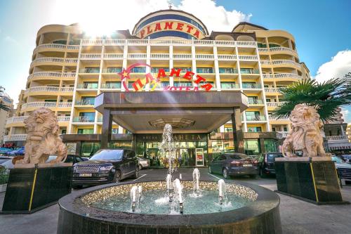 サニービーチにあるPlaneta Hotel & Aquapark FREE Beach Access - ULTRA All Inclusiveの噴水のあるホテル