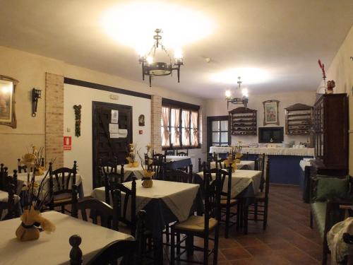a restaurant with tables and chairs in a room at Hotel Rural Posada Los Caballeros in Almagro