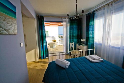 Ένα ή περισσότερα κρεβάτια σε δωμάτιο στο Meltemi Villas