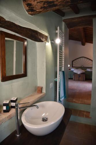 a bathroom with a sink and a mirror on the wall at Talacchio in Città di Castello
