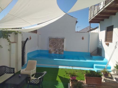 The swimming pool at or close to Apartamentos la Vega de Granada