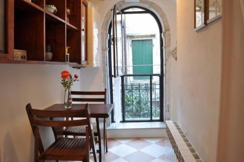 a dining room with a table and a window at Appartamento Romantico in Venice
