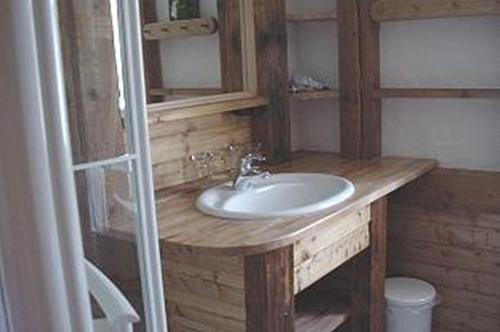 Łazienka z drewnianym blatem i umywalką w obiekcie Wellness-Fewo Lindner w mieście Erlau