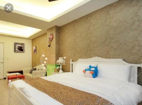 a bedroom with a large bed in a room at 來嘉小棧 in Chiayi City