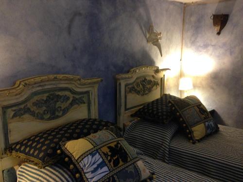 two beds sitting next to each other in a bedroom at Il Priorato in Pescia