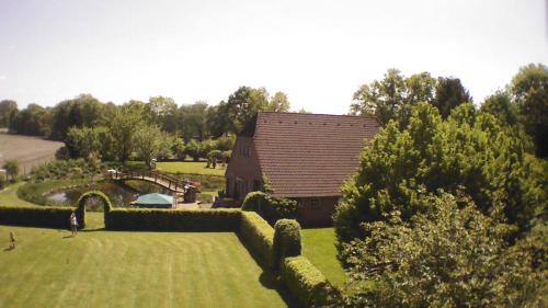 a large yard with a house and a garden at Urlaubsdomizil im Grünen in Westerstede