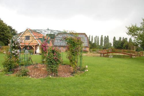 a house with a garden with flowers in front of it at Urlaubsdomizil im Grünen in Westerstede