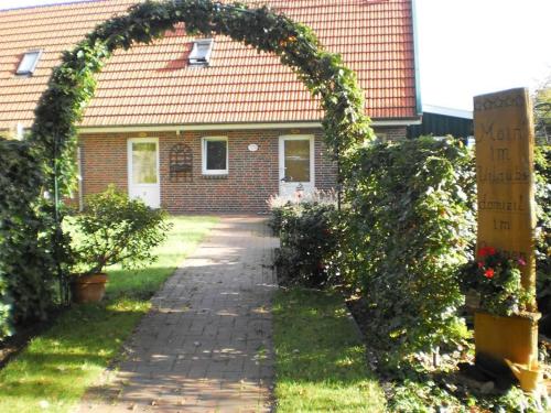 an archway in front of a brick house at Urlaubsdomizil im Grünen in Westerstede
